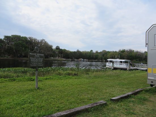 Es geht weiter und am Hontoon Park halten wir an und Parken. Hier fährt eine Elektrofähre über den St. John River zu der kleinen Insel Hontoon.