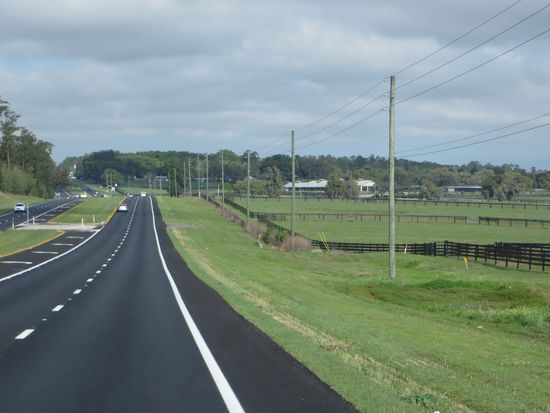 die Fahrt am Weideland vorbei