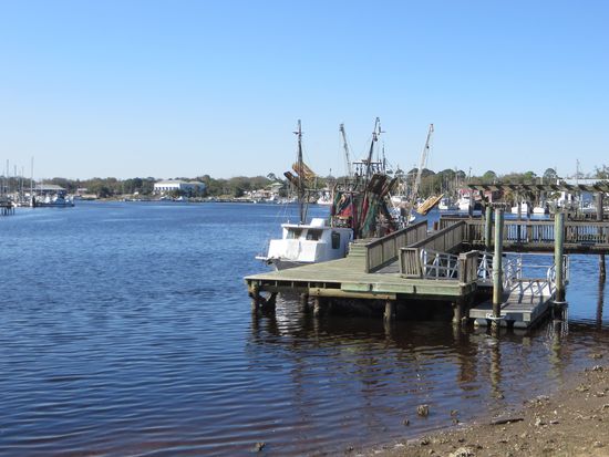 im Hafen ein Fischerboot