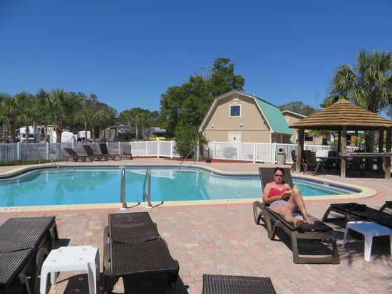 am Pool des Platzes wer gute Augen hat, kann unser Wohni hinten erkennen