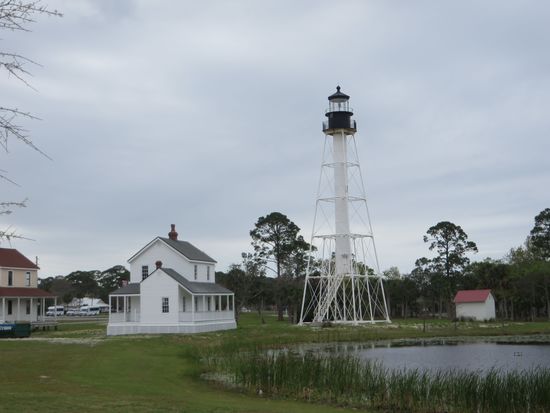 Wir fahren am Leuchtturm vorbei zum Hafen. Hier weht eine steife Brise und wir beobachten ein paar Boote und Pelikane.