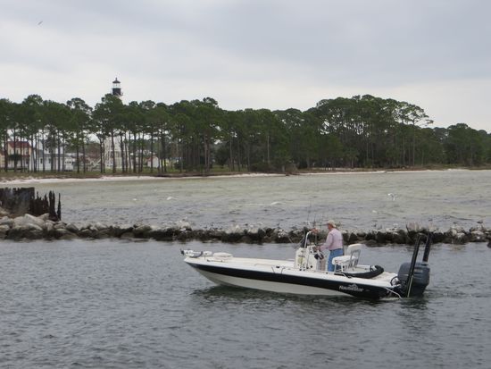 ein Fischer fährt in den sicheren Hafen