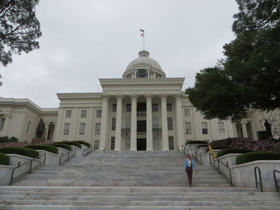 Wegen des Ostersonntags ist das Capitol auch nicht zu besichtigen. So steigen wir die monumentale Marmortreppe wieder herab.