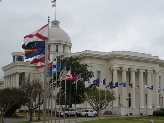 Vor dem Capitol sind alle 50 Fahnen der US-Staaten aufgezogen und wir gehen sie alphabetisch ab.