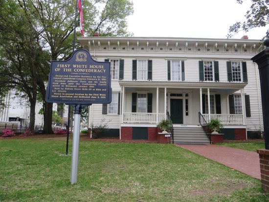 Ein paar Schritte weiter liegt das alte First White House of the Confederacy, das heute ein Museum ist, auch leider zu.