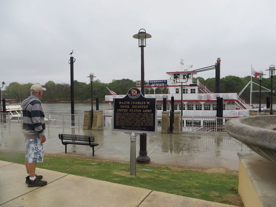 Das Dampfschiff liegt am Kai, aber heute wird es wohl nicht fahren.