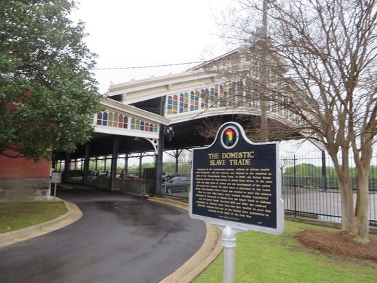 An dem Bahnhof zeigt uns dann ein Schild, daß hier der Sklavenhandel stattfand und die Züge an dieser Station anhielten.