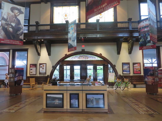 Der Bahnhof wurde 2009 renoviert und ist jetzt auch das Hank Williams Museum, aber auch leider heute geschlossen