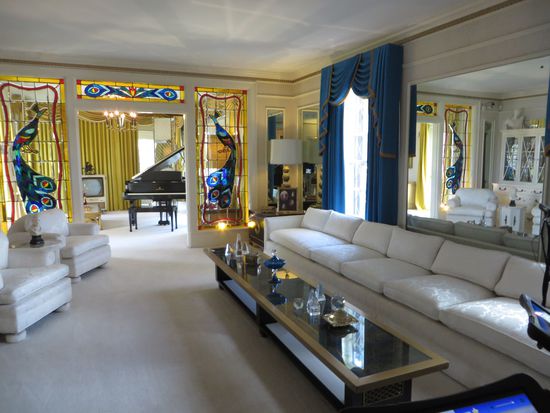 Elvis Wohnzimmer - Das Sofa ist nur 4 m lang, extra angefertigt.