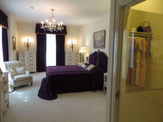 Dann werfen wir einen Blick ins Schlafzimmer seiner Mutter, im Schrank hängen noch ihre Kleider.