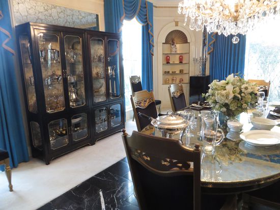 Im Esszimmer ist der Tisch schön gedeckt, man könnte gleich Platz nehmen.