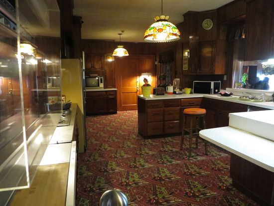 Nebenan die Küche, hier soll zu Elvis Zeiten immer reger Betrieb geherrscht haben, es wurde viel gekocht und gegessen, sagt das iPad.