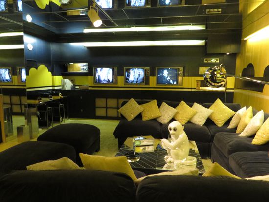 Im verspiegelten Fernseh- und Barraum wurde ferngesehen und Musik gemacht.