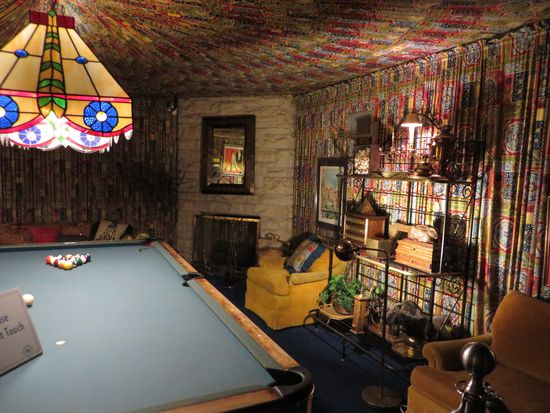 Der Billardraum im Keller, die Wände sind mit gefältetem Stoff bespannt, hier wurde Billard gespielt und das ganz schön kräftig, denn es war ein Loch in der Bespannung des Tisches.