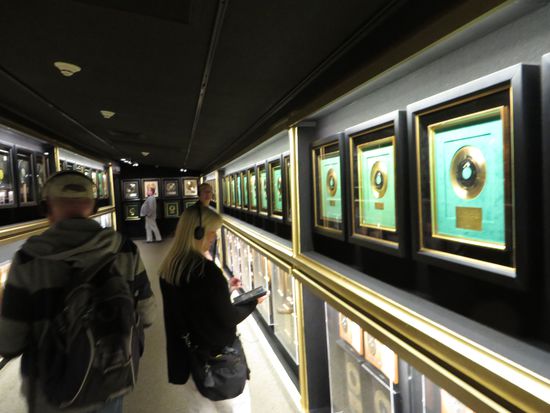 Wir wurden durch verschiedene Räume geschleust, an den Wänden Bilder und Zeitungen von Elvis und vor allem seine goldenen und Platin-Schallplatten.