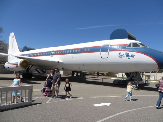 Dann sind wir noch zu seinen beiden Flugzeugen gegangen, die man auch besichtigen kann.
