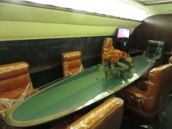 Das große Flugzeug war mit dicken Ledersesseln, einem großen Bett und zwei Badezimmern mit golden Armaturen, ausgestatte. Für die damalige Zeit sicher der pure Luxus.