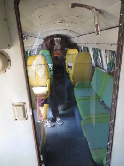 In dem kleinen Flugzeug gab es so 8 – 10 Sitze, sehr zweckmäßig gestaltet.