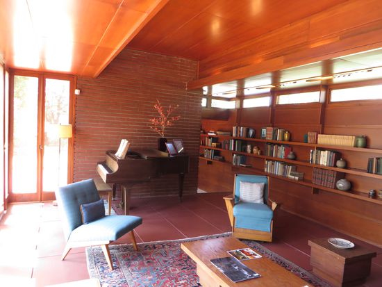 Ein Blick ins Wohnzimmer, das auf seine Bewohner zu warten scheint.