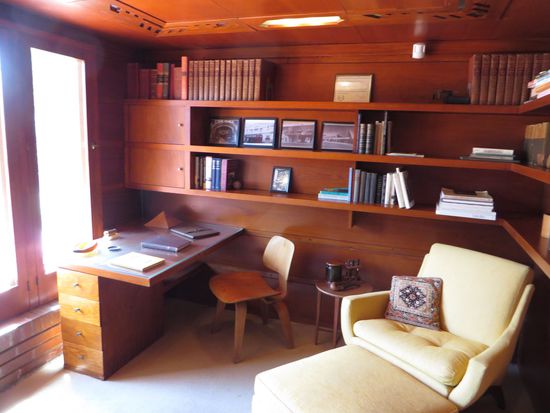 das kleine gemütliche Arbeitszimmer des Hausherrn