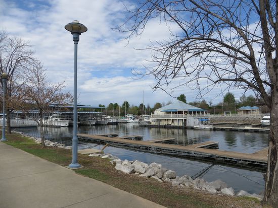In der kleinen Marina liegen ein paar Boote, aber heute ist noch nicht viel los.