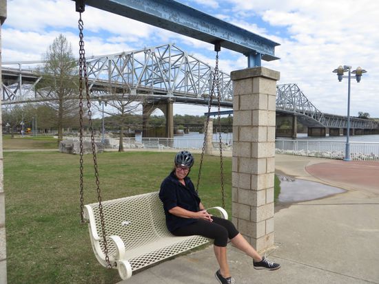 Eine Hollywoodschaukel lädt zum Verweilen ein, hinter mir die O’Neal Brücke.