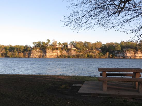 schöne Häuser jenseits des Flusses