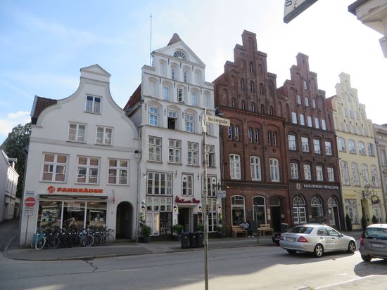Wir gehen an den alten Häusern unten an der Trave vorbei in die Innenstadt zur Marienkirche, die wir uns von innen ansehen wollen.