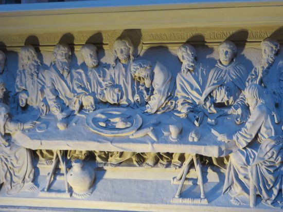 Im Chor, befinden sich Reliefs aus dem Leben Christi, das letzte Abendmahl ist sehr eindrucksvoll.