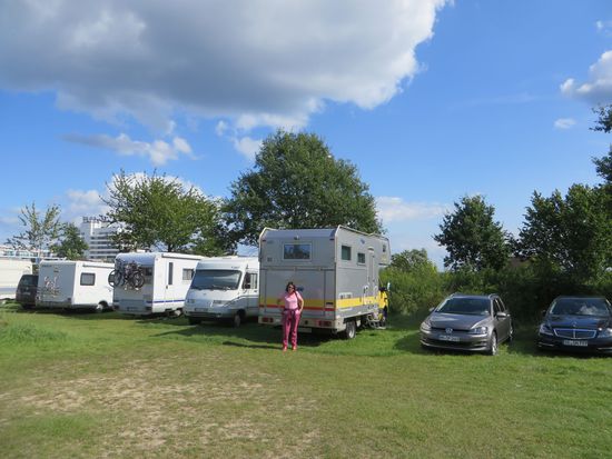 Auf dem Stellplatz ist leider schon alles besetzt, aber auf einer großen Wiese nebenan können wir aber für die Nacht stehen.