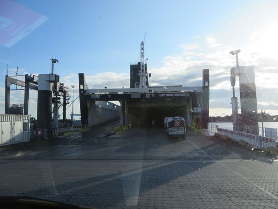 es geht in den Bauch des Schiffes