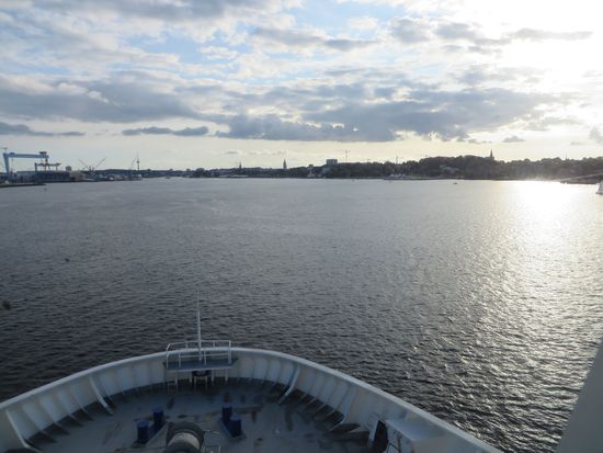 Dann klettern wir rauf auf das fünfte Deck und registrieren uns. Wir bekommen eine Kabine direkt vorne am Bug und schauen über die Spitze aufs Wasser.