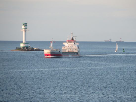 der Leuchtturm links