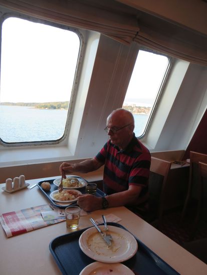 Nach dem Abendessen sind wir dann in Kabine gegangen und sind auch schnell eingeschlafen, denn das Schiff hat sanft geschaukelt.