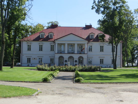 Das alte Herrenhaus ist heute ein Hotel und ich denke hier werden viele Hochzeiten stattfinden, denn an einer Brücke gab es jede Menge „Liebeschlösser