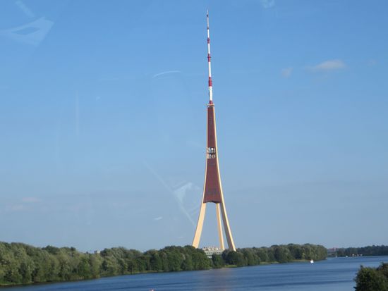 der 1fernsehturm von Riga mit seinen 97 m Höhe begrüßt uns