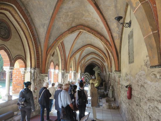 Vom Kloster konnten wir dann in den Kreuzgang gehen. Hier waren zahlreiche Bruchstücke von Kapitellen, Schlusssteinen und Figuren gelagert.