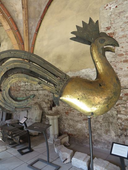 Auch der originale Bronzehahn aus dem 16. Jh. war hier ausgestellt.