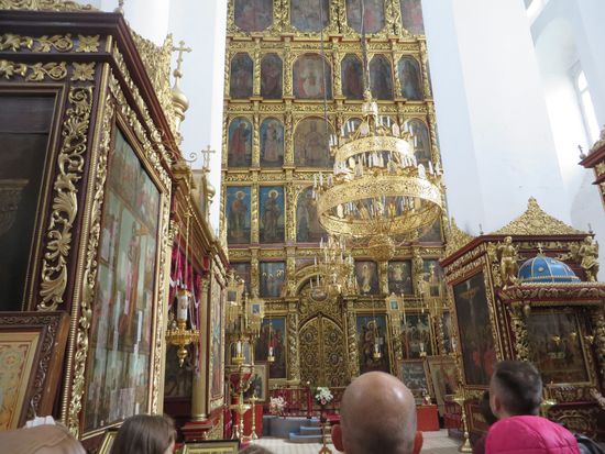 Die Kirche war sehr reich ausgestattet und hatte eine Ikonostase mit 8 Reihen Bilder übereinander.