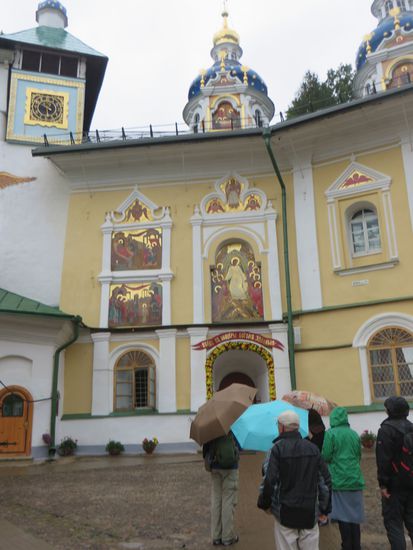 der Eingang der Klosterkirche MariaHimmelfahrt