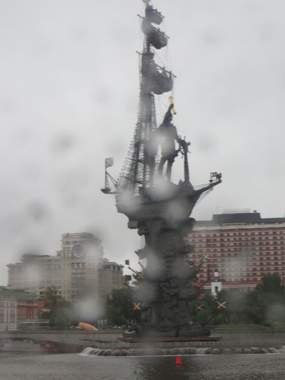 das Denkmal von Peter dem Großen leider im Regen