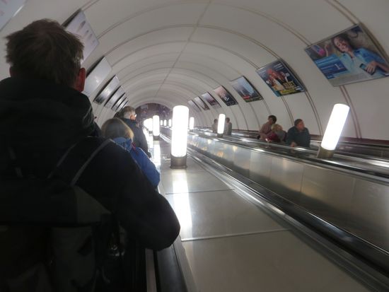 es geht auf der Rolltreppe hinunter