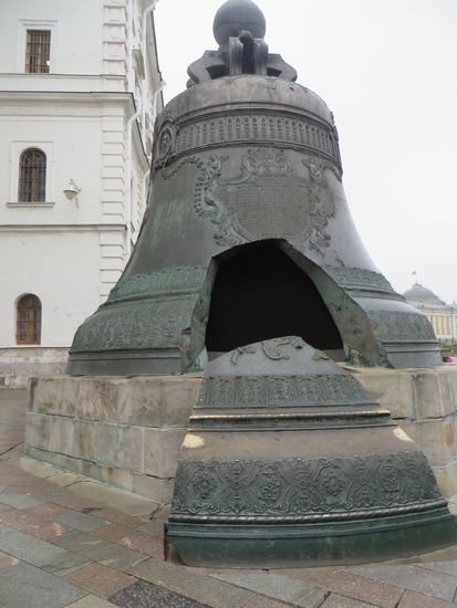 Ebenso steht dort eine riesengroße Glocke, die nie geläutet hat und die inzwischen auch zerbrochen ist.