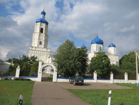 Es ging weiter durch die Weiten des Landes bis zur kleinen Alexander Newski-Kirche. Die blauen Kuppeldächer leuchteten. Wir hielten an und gingen hinein.