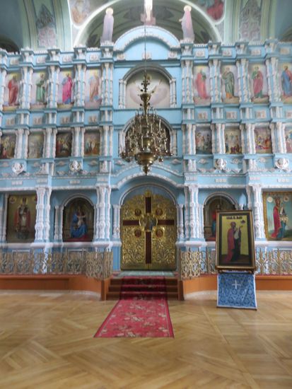 Das Innere der Kirche war natürlich viel bescheidener als die Kirchen, die wir bisher gesehen haben, aber die Ikonostase war mit dem Leben Christi und Heiligen bemalt.