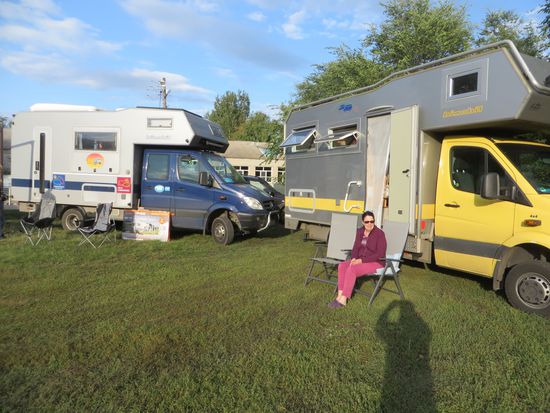 Und in einem kleinen Kosakendorf machen wir Halt für die Nacht, wieder auf einer Wiese. Heute ist das Wetter besser und es scheint sogar ein wenig die Sonne