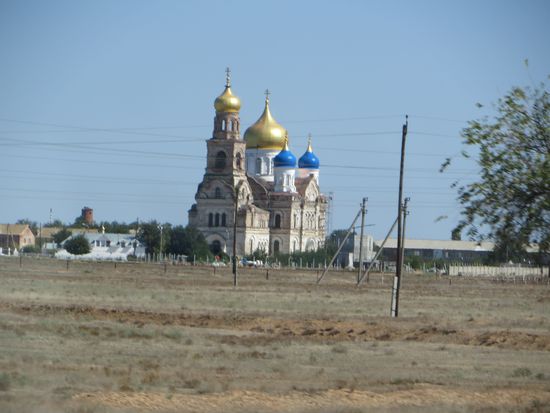 Wir fahren an Kirchen vorbei, die wir aber nicht besichtigen,