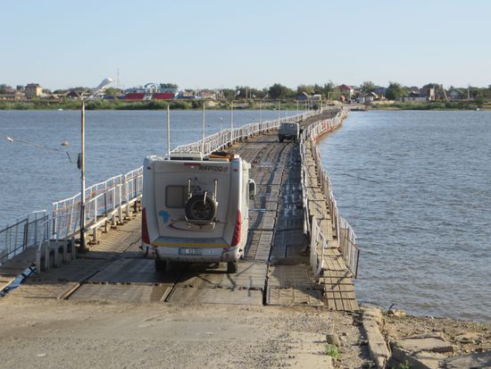 Erhard wagt sich auf die wackelige Brücke und fährt rüber auf die andere Seite.