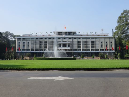 Der Bau erinnert ein wenig an den Palast der Republik in der DDR Berlin