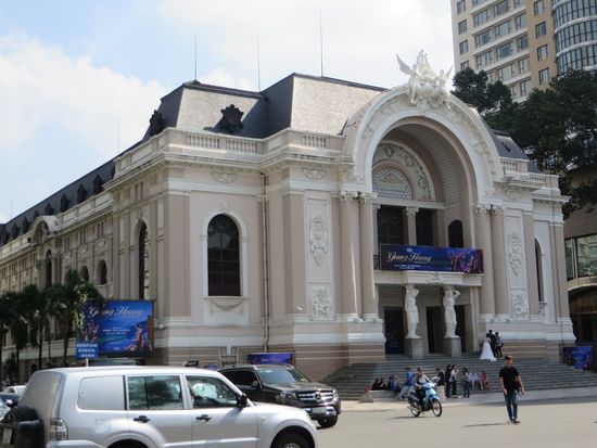 Es ging am Stadttheater (1899 eröffnet) vorbei. Heute gibt es wieder Aufführungen in dem restaurierten Theater.
